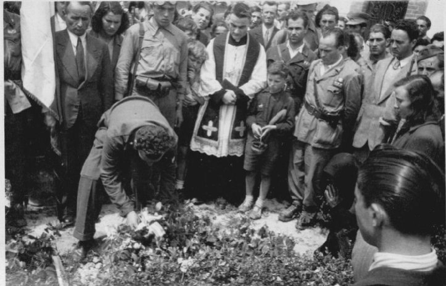 foto 1945 cimitero mombello